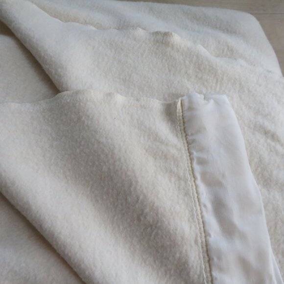 Vintage Fieldcrest Cannon Twin Acrylic Blanket Satin Trim 76"x84" Cream USA Made - Picture 7 of 8